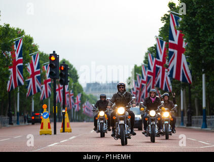 Sam Pelly che guida la bicicletta Boyarde ha personalizzato Royal Enfield bici come parte della famiglia Elephant's â€˜Concours d'Elephant 'parata lungo il Mall durante la fotocall a Londra. PREMERE ASSOCIAZIONE foto. Data foto: Martedì 12 giugno 2018. Una flotta personalizzata di 12 vetture Ambassador, otto motociclette Royal Enfield, un tuk tuk e un Gujarati Chagda ha costituito il â Concours˜d'Elephant' - una cavalcata di veicoli ispirati ai designer, per la prima parte indiani - mentre trenta sculture di elefanti splendidamente decorate saranno sentinella in tutta la capitale, ambasciatori per i loro cugini in natura. Foto cre Foto Stock