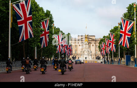 Elephant Family's Concours d'Elephant composto da una flotta personalizzata di biciclette Royal Enfield, automobili Ambassador e un tuk tuk che sfilano lungo il Mall durante la fotocall a Londra. PREMERE ASSOCIAZIONE foto. Data foto: Martedì 12 giugno 2018. Una flotta personalizzata di 12 vetture Ambassador, otto motociclette Royal Enfield, un tuk tuk e un Gujarati Chagda ha costituito il â Concours˜d'Elephant' - una cavalcata di veicoli ispirati ai designer, per la prima parte indiani - mentre trenta sculture di elefanti splendidamente decorate saranno sentinella in tutta la capitale, ambasciatori per i loro cugini in natura Foto Stock