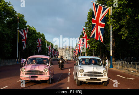 Elephant Family's Concours d'Elephant composto da una flotta personalizzata di biciclette Royal Enfield, automobili Ambassador e un tuk tuk che sfilano lungo il Mall durante la fotocall a Londra. PREMERE ASSOCIAZIONE foto. Data foto: Martedì 12 giugno 2018. Una flotta personalizzata di 12 vetture Ambassador, otto motociclette Royal Enfield, un tuk tuk e un Gujarati Chagda ha costituito il â Concours˜d'Elephant' - una cavalcata di veicoli ispirati ai designer, per la prima parte indiani - mentre trenta sculture di elefanti splendidamente decorate saranno sentinella in tutta la capitale, ambasciatori per i loro cugini in natura Foto Stock