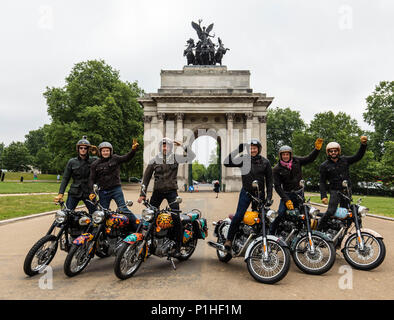 (Da sinistra a destra) Hugh Francesco Anderson riding Krazy Horse bike, Jeremy Taylor di equitazione Dan Baldwin bike, Sam Pelly in sella alla moto Boyarde, Michael Mann in sella alla moto Belstaff, Simon de Burton in sella alla casa di Hackney bike e Tommy Clarke di equitazione Luca Edward-Hall & Saloni bike make up personalizzato il Royal Enfield flotta di fronte al Wellington Arch per la famiglia elefante â€˜Concours dâ€™elephantâ€™ dawn raid durante il photocall a Londra. Stampa foto di associazione. Picture Data: martedì 12 giugno, 2018. Una flotta personalizzata di 12 Ambasciatore automobili, otto Royal Enfield moto, un Foto Stock