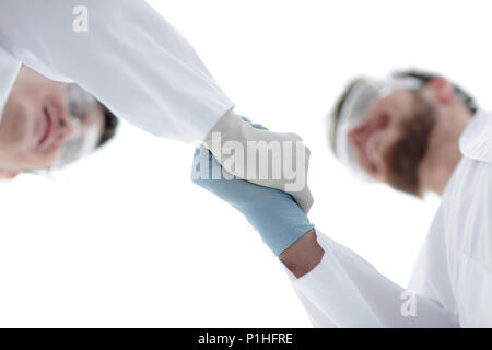 Due scienziato agitare le mani dopo prova completata Foto Stock