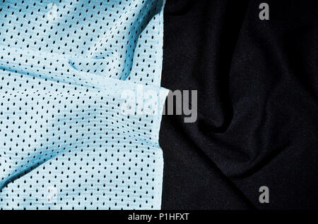 Sport Abbigliamento tessuto di sfondo di texture. Vista superiore della luce blu in nylon poliestere tessuto superficie tessile. Colorata maglietta da basket con spazio libero per t Foto Stock