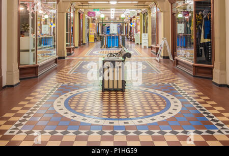 Questa arcade è stato aperto nel 1967. Esso è stato originariamente teh Regent Theatre. I negozi ora la linea a splendidamente piastrellati arcade. Foto Stock