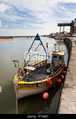 Pozzetti-next-il-Mare, Regno Unito - 4 Aprile 2011: piccolo peschereccio ormeggiata in banchina in pozzetti-next-Mare, Norfolk, Inghilterra. Il distincti Foto Stock