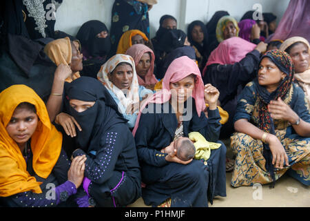 I rifugiati Rohingya attendere per la registrazione di dati biometrici a Kutupalong Refugee Camp a Ukhia In Cox bazar, Bangladesh Foto Stock