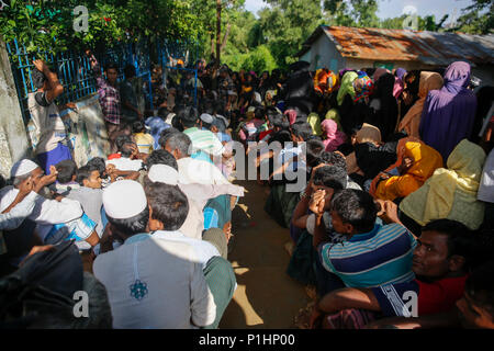 I rifugiati Rohingya attendere per la registrazione di dati biometrici a Kutupalong Refugee Camp a Ukhia In Cox bazar, Bangladesh Foto Stock