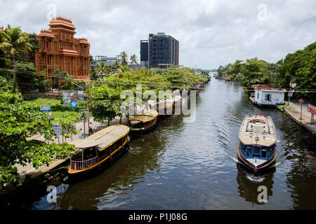 Barche in Vada Canal vicino al molo Matha, Alappuzha (o Alleppey) lagune, Kerala, India. Foto Stock