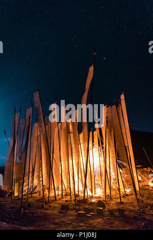 Trascorrere una notte di vento gioca con la luce e brilla a 4000 metri in Bhutan al massimo passano Chele la Foto Stock