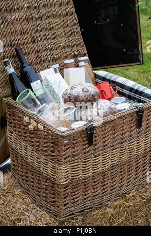 Cesto da picnic display a Daylesford fattoria organica summer festival. Daylesford, Cotswolds, Gloucestershire, Inghilterra Foto Stock