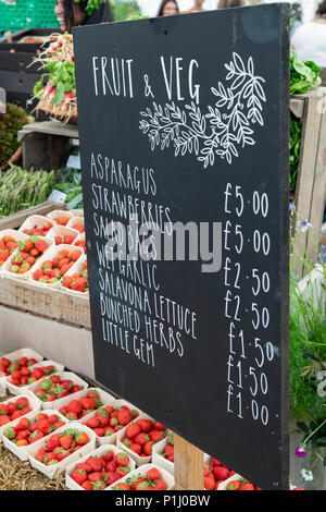 Frutta e verdura segno a Daylesford fattoria organica summer festival. Daylesford, Cotswolds, Gloucestershire, Inghilterra. Foto Stock