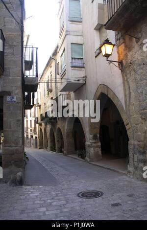 Spagna - Catalogna - Terra Alta (distretto) - Tarragona. Batea; carrer Major / calle Mayor; casas porticadas. Foto Stock