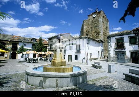 Comunidad Autónoma de Madrid: Buitrago del Lozoya; piazza principale e la medievale torre di parete. Foto Stock