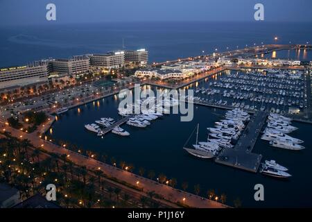 Spagna - Valencia regione autonoma - L'Alacantí (distretto) - Alicante. Alicante / Alacant; vista aérea del Paseo Marítimo y Puerto al atardecer. Foto Stock