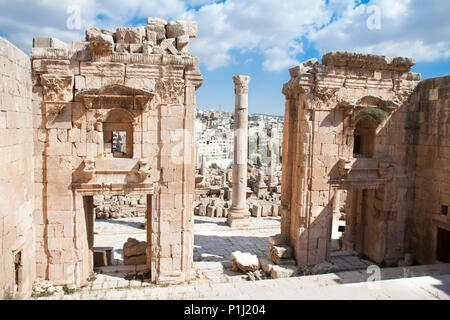 I Propilei - una porta monumentale del Tempio di Artemide .Jerash (il romano antica città di Geraza). La Giordania. Foto Stock