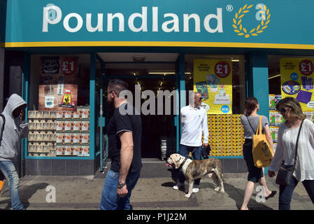 Le persone e gli amanti dello shopping a piedi passato lo sconto negozio Poundland su Camden High Street a nord di Londra. Poundland ha fatto bene durante l'austerità. Foto Stock