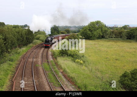 Il Fellsman locomotiva a vapore conduce i suoi carrelli attorno alla curva Farington sul suo viaggio fino il Settle Carlisle trogolo ferroviaria Lancashire campagna. Foto Stock