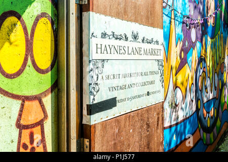 London, Regno Unito - 14 Aprile 2018: Haynes Lane Market - un gioiello nascosto weekend antiquariato e mercato degli agricoltori nel sud di Londra, Crystal Palace. Foto Stock