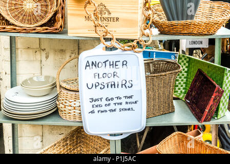 London, Regno Unito - 14 Aprile 2018: Haynes Lane Market - un gioiello nascosto weekend antiquariato e mercato degli agricoltori nel sud di Londra, Crystal Palace. Foto Stock