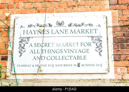 London, Regno Unito - 14 Aprile 2018: Haynes Lane Market - un gioiello nascosto weekend antiquariato e mercato degli agricoltori nel sud di Londra, Crystal Palace. Foto Stock