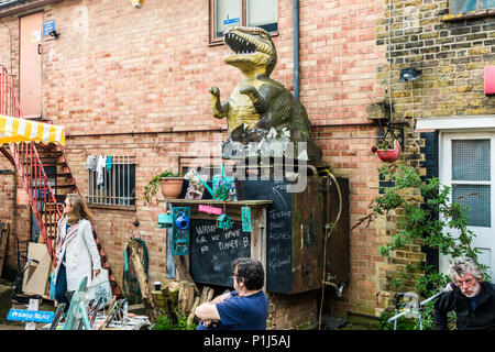 London, Regno Unito - 14 Aprile 2018: Haynes Lane Market - un gioiello nascosto weekend antiquariato e mercato degli agricoltori nel sud di Londra, Crystal Palace. Foto Stock