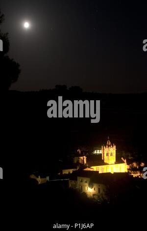 Les Garrigues: Vallbona de les Monges; monasterio de romanico / cisterciense de Santa María en noche de luna. Foto Stock