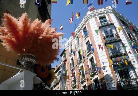 Barrio de / quartiere di Chueca in un giorno di festa (è conosciuto come il quartiere gay di Madrid). Foto Stock