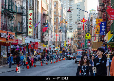 Scena di strada con i pedoni, Chinatown di New York City, Stati Uniti d'America Foto Stock