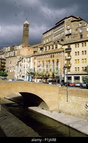 Tarazona; vista generale desde el río con casas colgadas 'y' torre mudéjar de la Iglesia de la Magdalena. Foto Stock