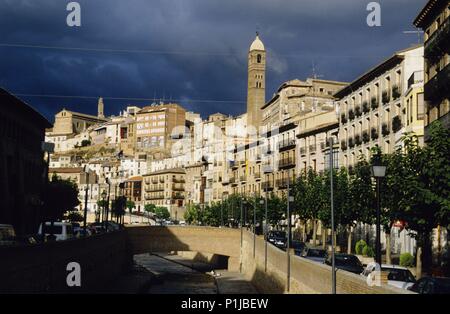 Tarazona; vista generale desde el río con casas colgadas 'y' torre mudéjar de la Iglesia de la Magdalena. Foto Stock