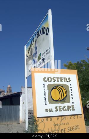 La Noguera: Algerri; carteles de venta de Vinos de bodega (D.O. Costers del Segre). Foto Stock