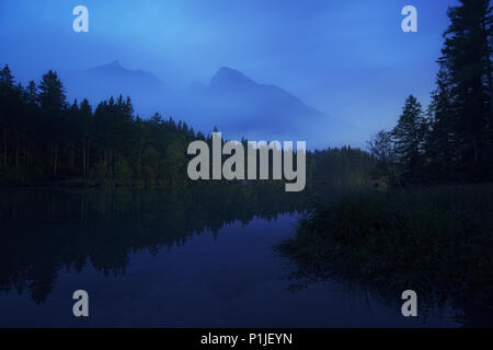 Hochkalter massiccio al blue ora, Hintersee, Berchtesgaden, Baviera, Germania Foto Stock