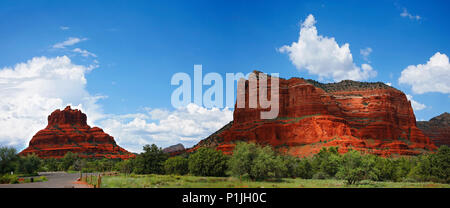 Tempesta costituisce oltre il Red Rock Country di Sedona, in Arizona, Stati Uniti d'America Foto Stock