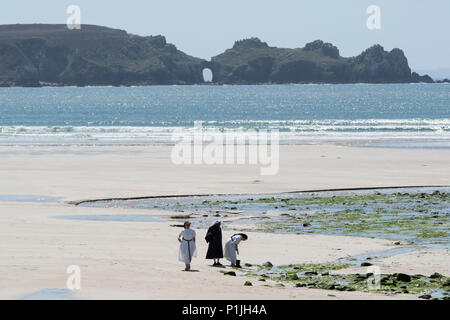 Tre monache a Plage de KERLOC'H, con Pointe de Dinan in distanza, Crozon Peninsula, Finistère Bretagna, Francia. Foto Stock