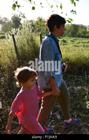 La madre cammina con sua figlia naturale nel pomeriggio la luce attraverso una foresta, Paluma Range National Park, Rollingstone QLD, Australia Foto Stock