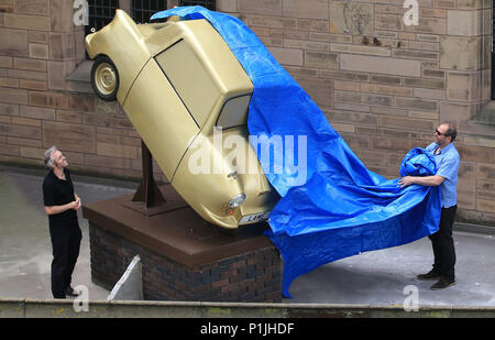 Oro zoppo, un arte di installazione da parte di disabili artista Tony Heaton, è svelato su un plinto in Liverpool la chiesa di St Nicholas Gardens. La fibra di vetro e acciaio di scultura che raffigura un Invacar simile a quella dell'artista è stata rilasciata con negli anni settanta, mira a sfidare la percezione della disabilità. Foto Stock