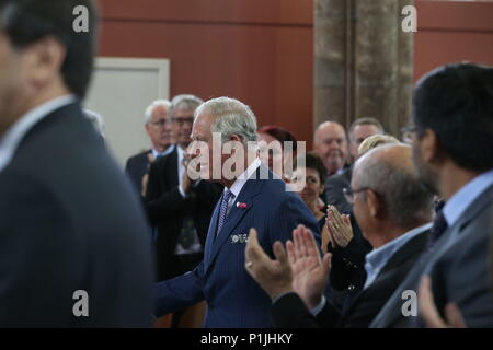 Il Principe di Galles arriva a Carlisle Memorial Church a Belfast dove Egli viene incontro le organizzazioni coinvolte nella rigenerazione della costruzione come una casa permanente per l'Ulster Orchestra. Foto Stock