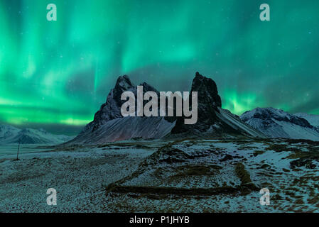 Luci del nord oltre Eystrahorn, Krossanesfjall, Islanda Foto Stock