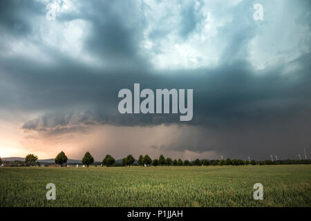 Dominante di efflusso HP supercell con folata anteriore e cloud di parete nella luce del sole al tramonto vicino a Kamenz, Bassa Sassonia, Germania Foto Stock