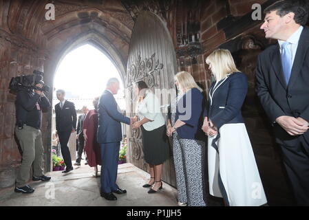 Il Principe di Galles saluta la gente a Carlisle Memorial Church a Belfast dove Egli viene incontro le organizzazioni coinvolte nella rigenerazione della costruzione come una casa permanente per l'Ulster Orchestra. Foto Stock