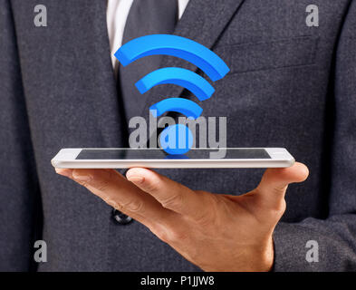 Imprenditore detiene il simbolo wifi sul bianco digitale compressa. Il rendering 3d. Foto Stock