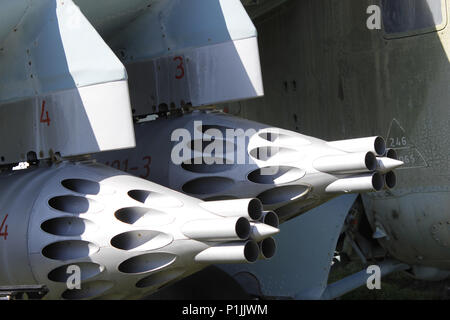 Armi su un sovietico Mi-24 elicottero Foto Stock