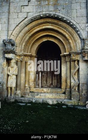 San Pantaleón de Losa; chiesa facciata romanica. Foto Stock