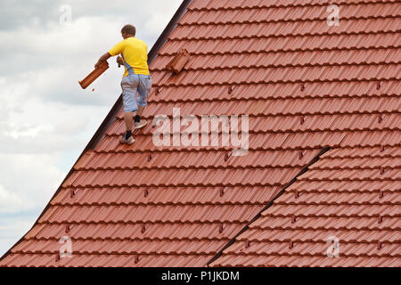 Lavoratore sul tetto Foto Stock