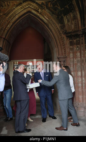 Il Principe di Galles riceve un dono di birra e formaggio a Carlisle Memorial Church a Belfast dove Egli viene incontro le organizzazioni coinvolte nella rigenerazione dell'edificio. Foto Stock