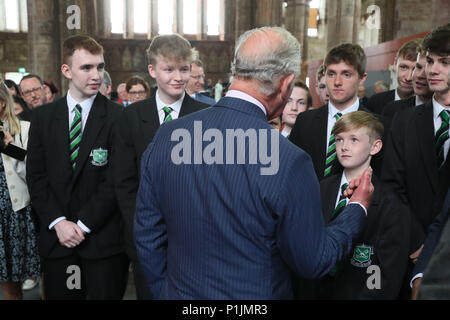 Il Principe di Galles incontra gli alunni dalla vicina San Malachia's College durante una visita a Carlisle Memorial Church a Belfast dove Egli viene incontro le organizzazioni coinvolte nella rigenerazione dell'edificio. Foto Stock