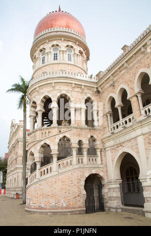 Kuala Lumpur/Malaysia - 30 Novembre 2014: l'esterno dell'Bangunan Palazzo Sultano Abdul Samad nel centro di Kuala Lumpur, Malesia in una giornata di sole. Foto Stock