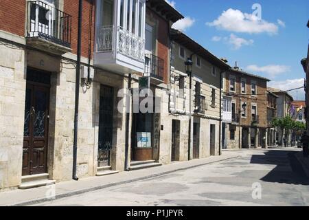 Villadiego (comarca del Páramo burgalés); calle Mayor parcialmente porticada. Foto Stock