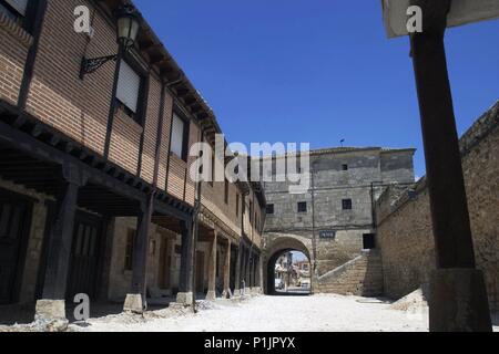 Villadiego; (comarca del Páramo burgalés); calle porticada y Arco de La Cárcel. Foto Stock