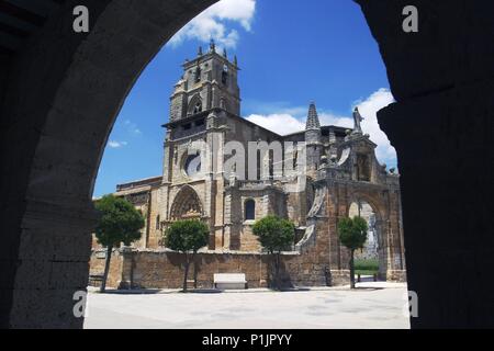 Sasamón; Iglesia de Santa María desde Plaza Porticada. Foto Stock