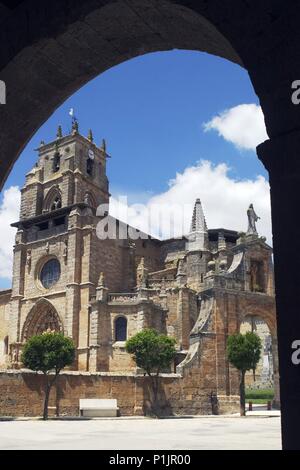 Sasamón; Iglesia de Santa María desde Plaza Porticada. Foto Stock